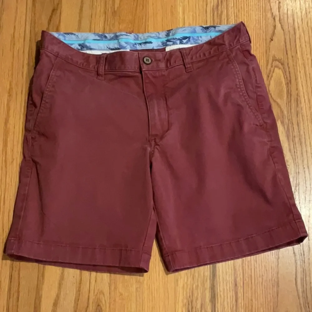 Tommy Bahama 8” Chino Shorts - Men’s Size 32 - Red Bordeaux - Cotton Blend